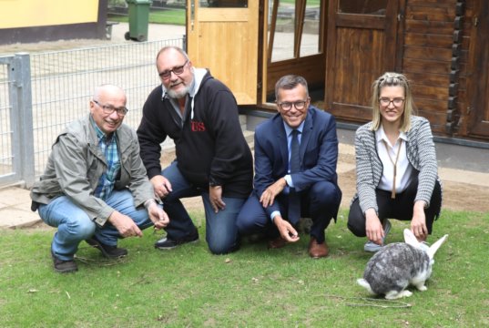 Haben jetzt offiziell das neue Kaninchen-Gehege in der Fauna eingeweiht: v.li. Die Fauna-Vorstände Gerd Postelmann und Ulrich Schramm mit Martin Idelberger und Franziska Klötzer von der Stadt-Sparkasse Solingen, die das Projekt mit 7.500 Euro unterstützte. (Foto: © Bastian Glumm)