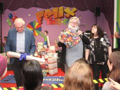 Alle Hände voll zu tun hatten am Donnerstag Sybilla und Gunter "Felix" Opitz (mi.), denn rund 300 Kinder wollten im Felix Kids-Club beschert werden. (Foto: © Bastian Glumm)