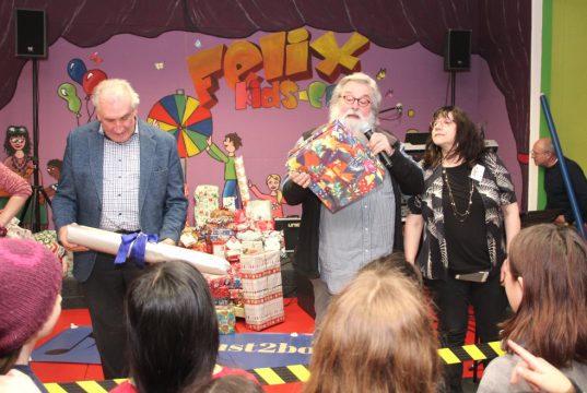 Alle Hände voll zu tun hatten am Donnerstag Sybilla und Gunter "Felix" Opitz (mi.), denn rund 300 Kinder wollten im Felix Kids-Club beschert werden. (Foto: © Bastian Glumm)