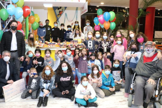 Strahlende Gesichter, versteckt hinter Masken. Im Felix Kids-Club fand jetzt die vorgezogene Bscherung statt. (Foto: © Bastian Glumm)