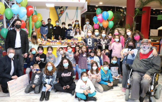 Strahlende Gesichter, versteckt hinter Masken. Im Felix Kids-Club fand jetzt die vorgezogene Bscherung statt. (Foto: © Bastian Glumm)