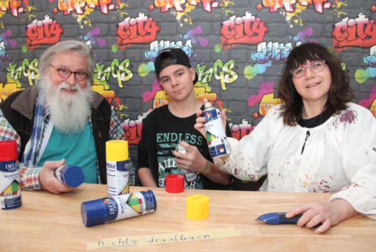 Bringen den Felix Kids-Club auf Vordermann und warten auf einen Eröffnungstermin: v.li. Gunter "Felix" Opitz, Graffitikünstler Daniel "DanKleax" Kaczmarek und Sybilla Opitz. (Foto: © B. Glumm)