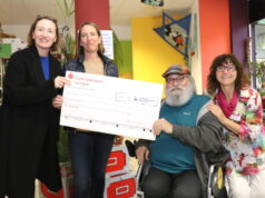 4.000 Euro für die Kids: Uta Kühne (li.) und Anja Klöfkorn vom Vorstand der Elisabeth-Birkhofen-Stiftung überreichen den symbolischen Scheck an Gunter und Sybilla Opitz vom Felix Kids-Club. (Foto: © Bastian Glumm)
