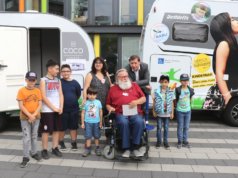 Der Felix Kids-Club weitet sein Kinderbetreuungsprogramm Stück für Stück aus. Und geht mit einem Forscher- und Entdeckermobil jetzt auch in die Natur. Am Donnerstag machte der Wohnwagen mit dem neuen Anhänger vor dem Rathaus halt. (Foto: © Bastian Glumm)