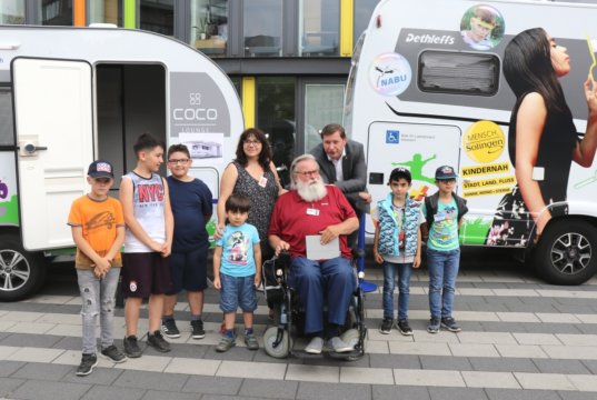 Der Felix Kids-Club weitet sein Kinderbetreuungsprogramm Stück für Stück aus. Und geht mit einem Forscher- und Entdeckermobil jetzt auch in die Natur. Am Donnerstag machte der Wohnwagen mit dem neuen Anhänger vor dem Rathaus halt. (Foto: © Bastian Glumm)