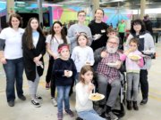 Kristina Hellwig (li.) von der Volksbank im Bergischen Land begrüßte jetzt Kinder und Betreuer des Felix Kids-Club im Remscheider Hugodrom. (Foto: © Bastian Glumm)