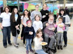 Kristina Hellwig (li.) von der Volksbank im Bergischen Land begrüßte jetzt Kinder und Betreuer des Felix Kids-Club im Remscheider Hugodrom. (Foto: © Bastian Glumm)