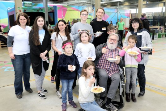 Kristina Hellwig (li.) von der Volksbank im Bergischen Land begrüßte jetzt Kinder und Betreuer des Felix Kids-Club im Remscheider Hugodrom. (Foto: © Bastian Glumm)