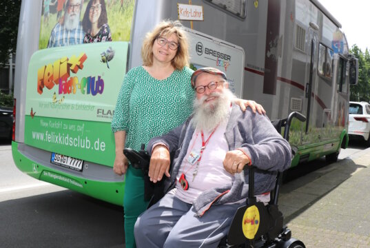 Sybilla und Gunter "Felix" Opitz vom Felix Kids-Club sind jeden Sonntag mit ihrem Forscher- und Entdeckermobil auf dem Neumarkt. (Foto: © Bastian Glumm)