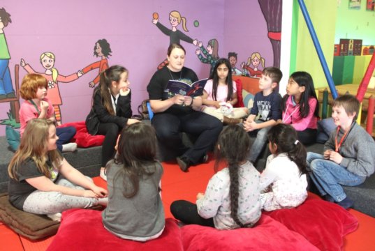Die Solinger Autorin Christina Willemse stellte jetzt im Felix Kids-Club ihr neues Kinderbuch „Der kleine Drache Rüdiger und die Suche nach dem Drachenstein“ im Rahmen einer Lesung vor. (Foto: © Bastian Glumm)