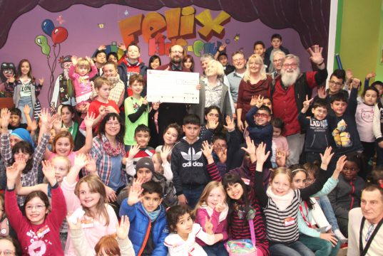 Große Freude herrschte am Mittwoch im Felix Kids-Club, denn die Merscheider Chöre brachten einen Spendenscheck in Höhe von 1.850 Euro mit. (Foto: © Bastian Glumm)