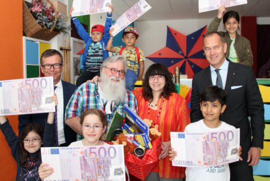 Begrüßt der Felix Kids-Club Besuch aus der Sparkasse, dann kommt dieser selten mit leeren Händen. Gunter "Felix" Opitz (2.v.li.) und Frau Sybilla freuten sich jetzt über eine saftige Spende in Höhe von 5.000 Euro, die Sparkassen-Vorstandsvorsitzender Stefan Grunwald (re.) und Sparkassen-Marketingleiter Martin Idelberger (li.) mitbrachten. (Foto: © B. Glumm)