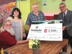 Zufriedene Gesichter und ein Scheck: v.li Gunter "Felix" und Sybilla Opitz vom Felix Kids-Club, Initiator Günter Schwarz und Walter Stosch, Gebietsverkaufsleiter der Krombacher Brauerei, der die 2.500 Euro für den Kids-Club im Gepäck hatte. (Foto: © B. Glumm)