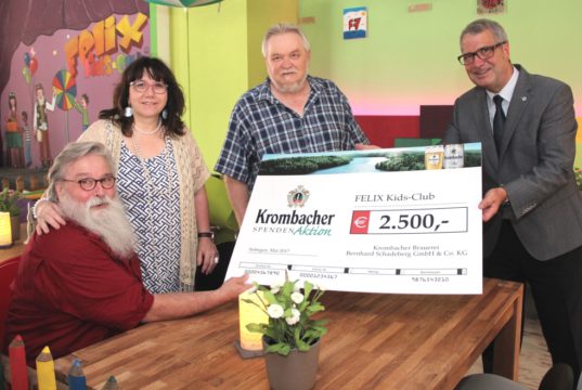 Zufriedene Gesichter und ein Scheck: v.li Gunter "Felix" und Sybilla Opitz vom Felix Kids-Club, Initiator Günter Schwarz und Walter Stosch, Gebietsverkaufsleiter der Krombacher Brauerei, der die 2.500 Euro für den Kids-Club im Gepäck hatte. (Foto: © B. Glumm)