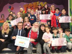 Der Felix Kids-Club freut sich über eine Spende in Höhe von 2.000 Euro des Kiwanis Clubs Solingen. Die symbolischen Scheine brachte am Mittwoch Martin Idelberger von Kiwanis (1. Reihe, li.). Gunter "Felix" Opitz (mi.) und Frau Sybilla (re.) waren mindestens so begeistert, wie die zahlreichen Kinder. (Foto: © Bastian Glumm)