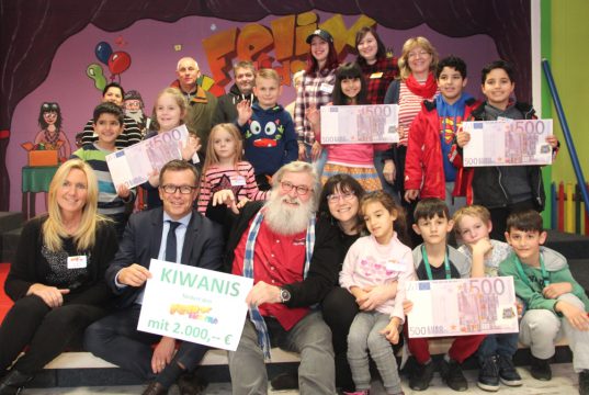 Der Felix Kids-Club freut sich über eine Spende in Höhe von 2.000 Euro des Kiwanis Clubs Solingen. Die symbolischen Scheine brachte am Mittwoch Martin Idelberger von Kiwanis (1. Reihe, li.). Gunter "Felix" Opitz (mi.) und Frau Sybilla (re.) waren mindestens so begeistert, wie die zahlreichen Kinder. (Foto: © Bastian Glumm)
