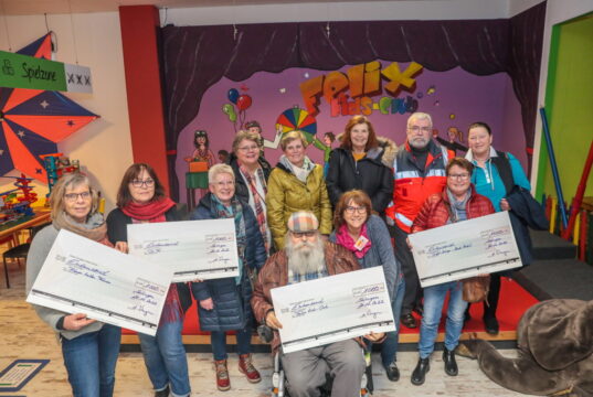 4.000 Euro kamen in diesem Jahr im Rahmen der alljährlich stattfindenden Spendenaktion der katholischen Pfarrgemeinde St. Sebastian zusammen. Vier Vereine erhielten jeweils 1.000 Euro für die karitative Arbeit. (Foto: © Tim Oelbermann)