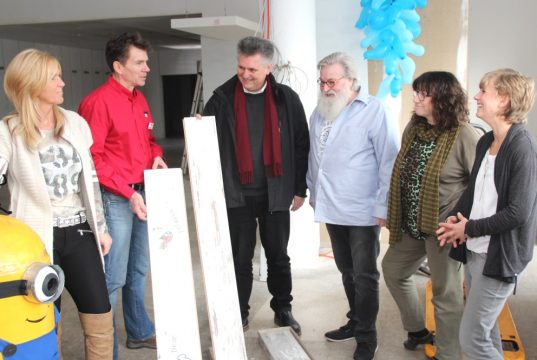 Arbeiten Hand in Hand, um den Felix Kids-Club am Breidbacher Tor möglichst schnell eröffnen zu können: v.li. Frisör-Meisterin Claudia Dahmann, Andreas Schneider (Laminat-Depot), Martin Sieberts (MS Planwerk), Gunter und Sybilla Opitz (Felix Kids-Club) sowie Lydia Klees (Mikrom Wasserbetten). (Foto: © B. Glumm)