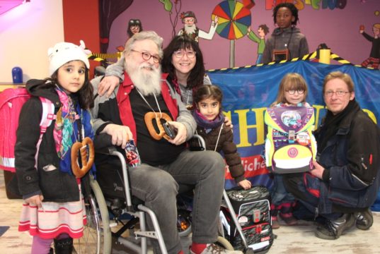 Nachem die Grippewelle fast die gesamte Crew des Felix Kids-Club außer Gefecht setzte, geht es gesundheitlich inzwischen wieder bergauf. Zuletzt konnten die Kids im Rahmen eines Events Schultornister testen. (Foto: © Bastian Glumm)