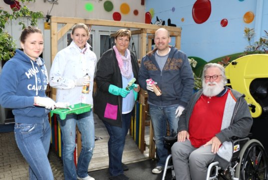 Die Mitarbeiterinnen und Mitarbeiter der Unternehmenskommunikation der bergischen Volksbank kamen jetzt zum "Arbeitseinsatz" zum Felix Kids Club: v.li. Katharina Palmer, Jana Krane, Britta Gawens und Markus Kottspieper (nicht im Bild: Kristina Hellwig). Gunter "Felix" Opitz (re.) freute sich über die Hilfe. (Foto: © Bastian Glumm)