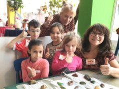 Freuten sich gemeinsam mit dem Kindern über die kunstvoll gestalteten "Wuppertseine": Miriam Gatawtzki-Köppchen (hi.) und Sybilla Opitz vom Felix Kids-Club. (Foto: © Köppchen)
