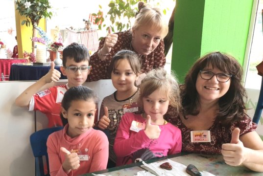 Freuten sich gemeinsam mit dem Kindern über die kunstvoll gestalteten "Wuppertseine": Miriam Gatawtzki-Köppchen (hi.) und Sybilla Opitz vom Felix Kids-Club. (Foto: © Köppchen)