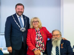 Oberbürgermeister Tim Kurzbach (li.) verlieh im Rathaus Sybilla Therese Meyser-Opitz und Gunter „Felix“ Opitz das Bundesverdienstkreuz. (Foto: © Stadt Solingen)