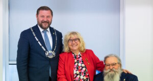 Oberbürgermeister Tim Kurzbach (li.) verlieh im Rathaus Sybilla Therese Meyser-Opitz und Gunter „Felix“ Opitz das Bundesverdienstkreuz. (Foto: © Stadt Solingen)