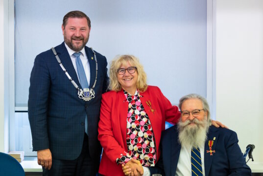 Oberbürgermeister Tim Kurzbach (li.) verlieh im Rathaus Sybilla Therese Meyser-Opitz und Gunter „Felix“ Opitz das Bundesverdienstkreuz. (Foto: © Stadt Solingen)