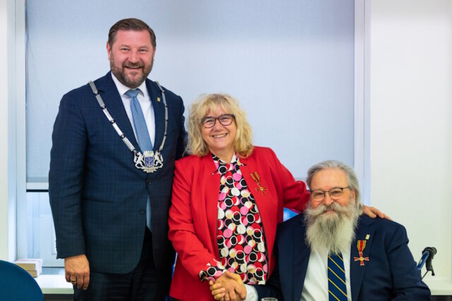 felix-opitz-kids-club-bundesverdienstkreuz Oberbürgermeister Tim Kurzbach (li.) verlieh im Rathaus Sybilla Therese Meyser-Opitz und Gunter „Felix“ Opitz das Bundesverdienstkreuz. (Foto: © Stadt Solingen)