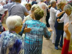 Der Verein Lebensherbst lädt am Sonntag gemeinsam mit dem Seniorenbüro der Stadt Solingen zur Ü70-Party in die Ohligser Festhalle ein. Dann darf auch wieder das Tanzbein geschwungen werden. (Foto: © Tom Richter)