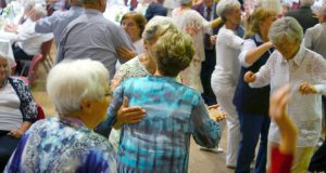 Der Verein Lebensherbst lädt am Sonntag gemeinsam mit dem Seniorenbüro der Stadt Solingen zur Ü70-Party in die Ohligser Festhalle ein. Dann darf auch wieder das Tanzbein geschwungen werden. (Foto: © Tom Richter)