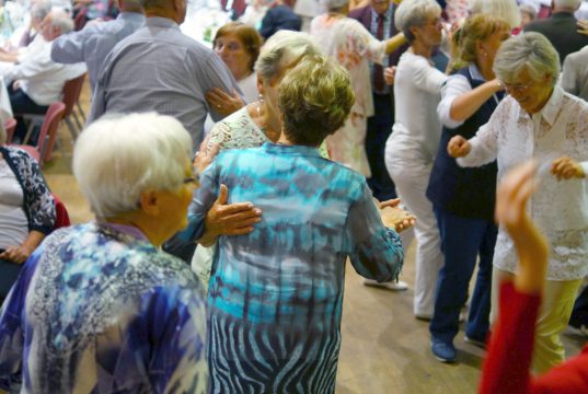 Der Verein Lebensherbst lädt am Sonntag gemeinsam mit dem Seniorenbüro der Stadt Solingen zur Ü70-Party in die Ohligser Festhalle ein. Dann darf auch wieder das Tanzbein geschwungen werden. (Foto: © Tom Richter)