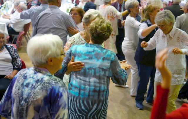 Der Verein Lebensherbst lädt am Sonntag gemeinsam mit dem Seniorenbüro der Stadt Solingen zur Ü70-Party in die Ohligser Festhalle ein. Dann darf auch wieder das Tanzbein geschwungen werden. (Foto: © Tom Richter)