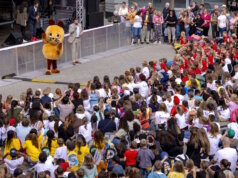 700 Schüler läuteten mit einem bunten Programm am Freitagmorgen das so genannte "Festival der Vielfalt" in der Solinger Innenstadt ein. Auch die Maus war da. (Foto: © Stadt Solingen)