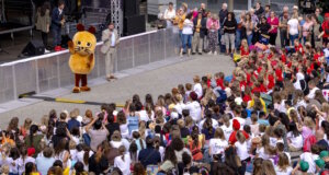 700 Schüler läuteten mit einem bunten Programm am Freitagmorgen das so genannte "Festival der Vielfalt" in der Solinger Innenstadt ein. Auch die Maus war da. (Foto: © Stadt Solingen)