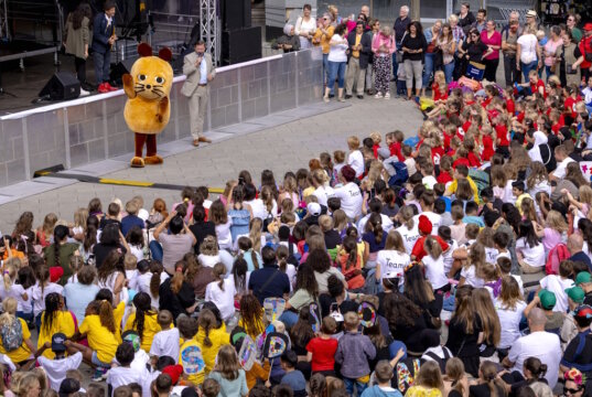 700 Schüler läuteten mit einem bunten Programm am Freitagmorgen das so genannte "Festival der Vielfalt" in der Solinger Innenstadt ein. Auch die Maus war da. (Foto: © Stadt Solingen)