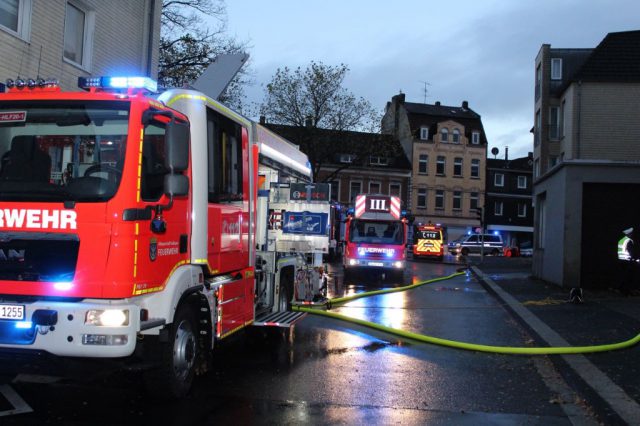 In einem Hinterhaus brannte am Sonntagnachmittag Mobiliar. Die Feuerwehr hatte die Lage schnell im Griff. (Foto: © Das SolingenMagazin)