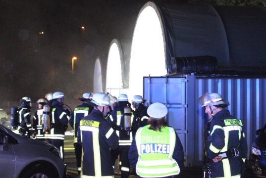 Am Donnerstagabend brannte es in einem Reifenlager eines Autohauses in Ohligs. Feuerwehr und Polizei waren im Großeinsatz. (Foto: © Das SolingenMagazin)