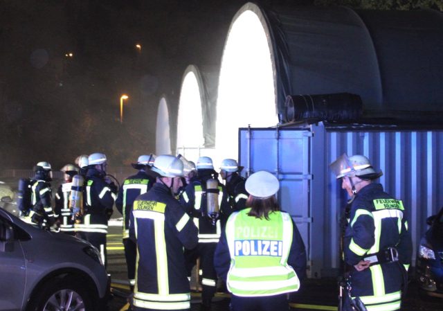 Am Donnerstagabend brannte es in einem Reifenlager eines Autohauses in Ohligs. Feuerwehr und Polizei waren im Großeinsatz. (Foto: © Das SolingenMagazin)