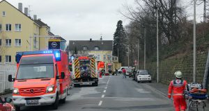 Zu einem Großeinsatz rückte am Mittwochnachmittag die Feuerwehr zur Bahnstraße aus. Gemeldet war ein Zimmerbrand in einem Wohnheim. (Foto: © Das SolingenMagazin)