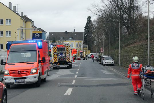 Zu einem Großeinsatz rückte am Mittwochnachmittag die Feuerwehr zur Bahnstraße aus. Gemeldet war ein Zimmerbrand in einem Wohnheim. (Foto: © Das SolingenMagazin)
