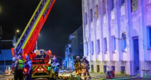 Das Feuer in einem Mehrfamilienhaus an der Wittkuller Straße, das 22 Verletzte forderte, könnte vorsätzlich gelegt worden sein. (Foto: © Tim Oelbermann)