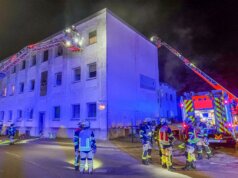 22 Verletzte forderte ein Wohnungsbrand in der Nacht von Samstag auf Sonntag an der Wittkuller Straße in Wald. (Foto: © Tim Oelbermann)