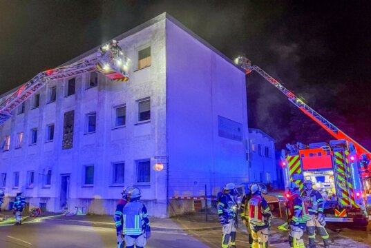 22 Verletzte forderte ein Wohnungsbrand in der Nacht von Samstag auf Sonntag an der Wittkuller Straße in Wald. (Foto: © Tim Oelbermann)