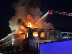 In Ohligs brennt seit dem späten Dienstagnachmittag ein Gebäudekomplex in voller Ausdehnung, die Feuerwehr ist im Großeinsatz. (Foto: © Tim Oelbermann)