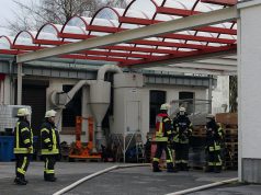 Zu einem größeren Einsatz rückte die Feuerwehr am Sonntagvormittag zur Donaustraße aus. Es brannte im Produktionsbereich eines dortigen Galvanobetriebs. (Foto: © Das SolingenMagazin)