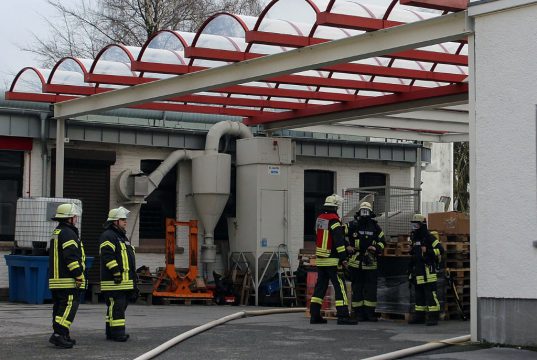 Zu einem größeren Einsatz rückte die Feuerwehr am Sonntagvormittag zur Donaustraße aus. Es brannte im Produktionsbereich eines dortigen Galvanobetriebs. (Foto: © Das SolingenMagazin)