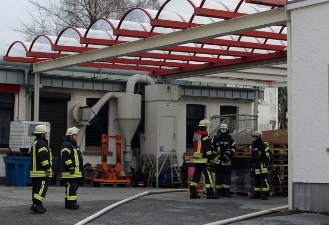 Zu einem größeren Einsatz rückte die Feuerwehr am Sonntagvormittag zur Donaustraße aus. Es brannte im Produktionsbereich eines dortigen Galvanobetriebs. (Foto: © Das SolingenMagazin)