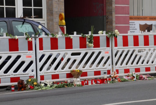 Die Anteilnahme in Solingen ist sehr groß. Vor dem Brandhaus wurden Blumen niedergelegt. (Foto: © Tim Oelbermann)